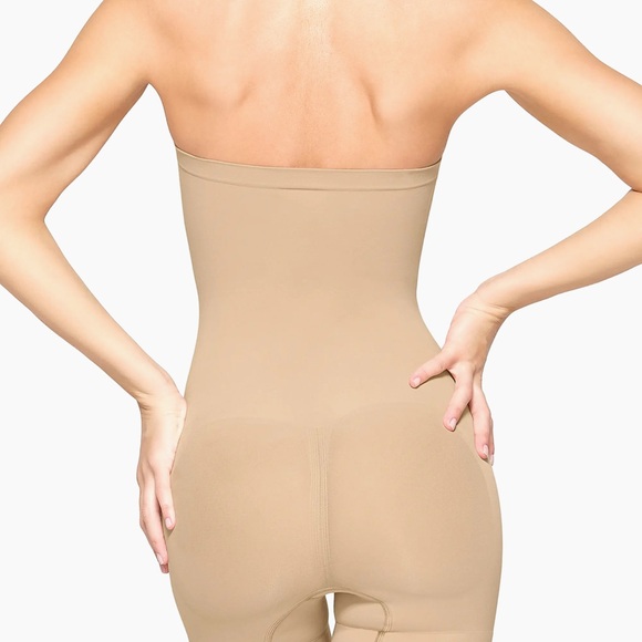 SKIMS Seamless Sculpt Strapless Shortie Bodysuit - Picture 6 of 7